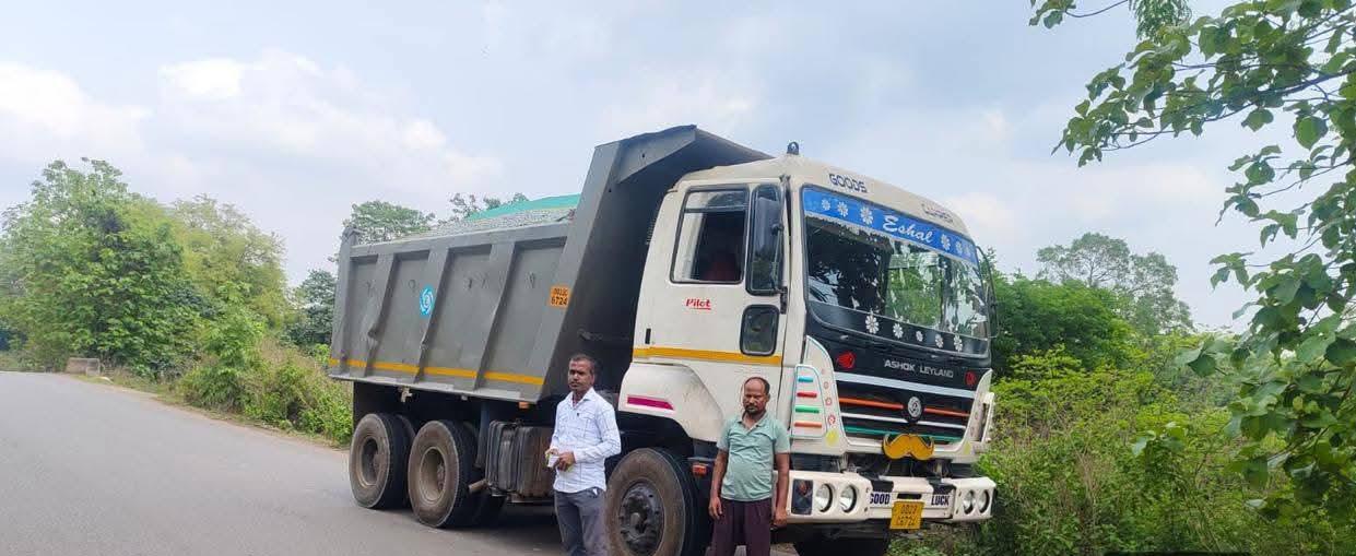 Chaibasa News : कोटगढ़ में अवैध पत्थर लदा ट्रक जब्त