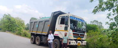 Chaibasa News : कोटगढ़ में अवैध पत्थर लदा ट्रक जब्त