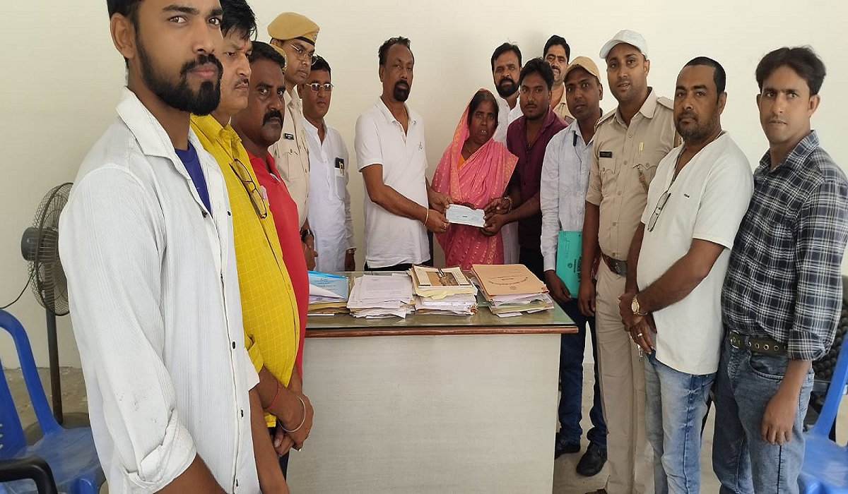 Bokaro News : सुअरों के हमले में मृत बुधन महतो के परिजनों को मिला 4 लाख रु. मुआवजा