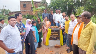 Ramgarh News : विधायक ममता देवी ने चितरपुर में आंगनबाड़ी केंद्र व स्कूल में क्लास रूम का किया शिलान्यास