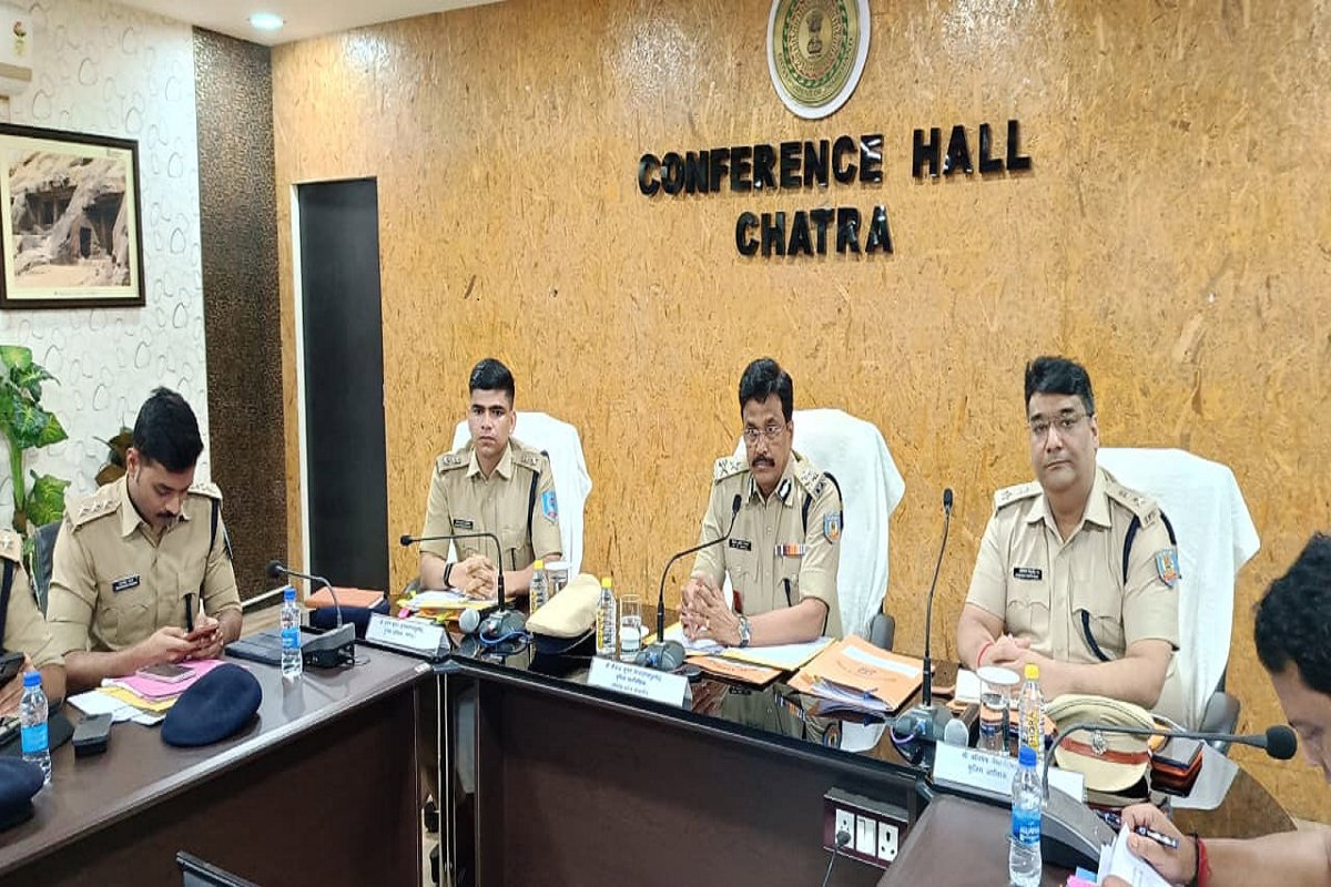 Chatra News : पुलिस अधिकारियों को IG की चेतावनी- लंबित कांडों के निष्पादन में कोताही बर्दाश्त नहीं