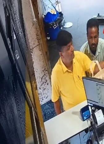 Businessman pickpocketed