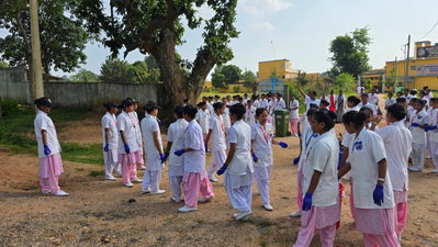 Simdega News : गांधी जयंती पर नर्सिंग कॉलेज की छात्राओं ने चलाया स्वच्छता अभियान