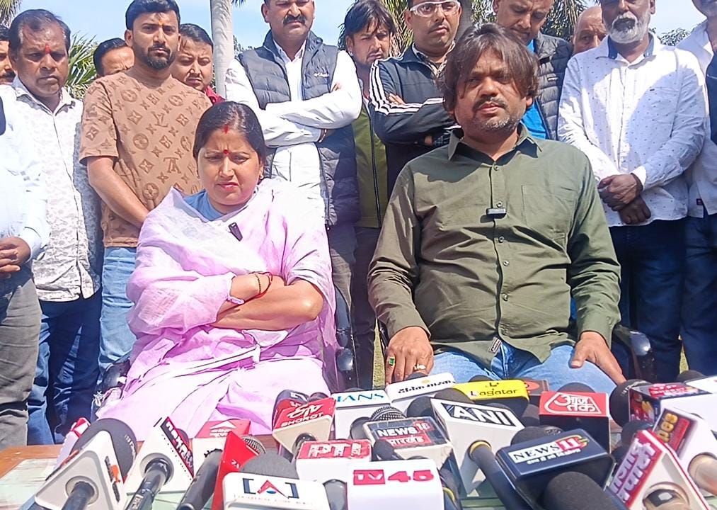 धनबादः सिंह मेंशन में बमबाजी से बाल-बाल बचा परिवार, संजीव सिंह बोले- जल्द होगा खुलासा