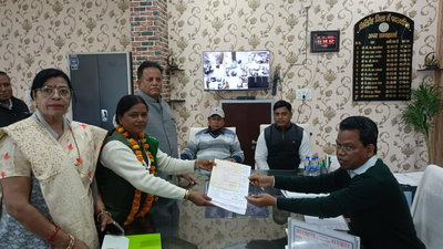 गिरिडीहः मेयर पद के लिए प्रमिला मेहरा व कुमार गौरव ने किया नामांकन
