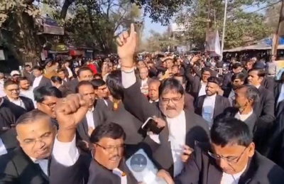 धनबाद सदर अस्पताल पार्किंग विवादः अधिवक्ताओं का उग्र प्रदर्शन, सड़क जाम