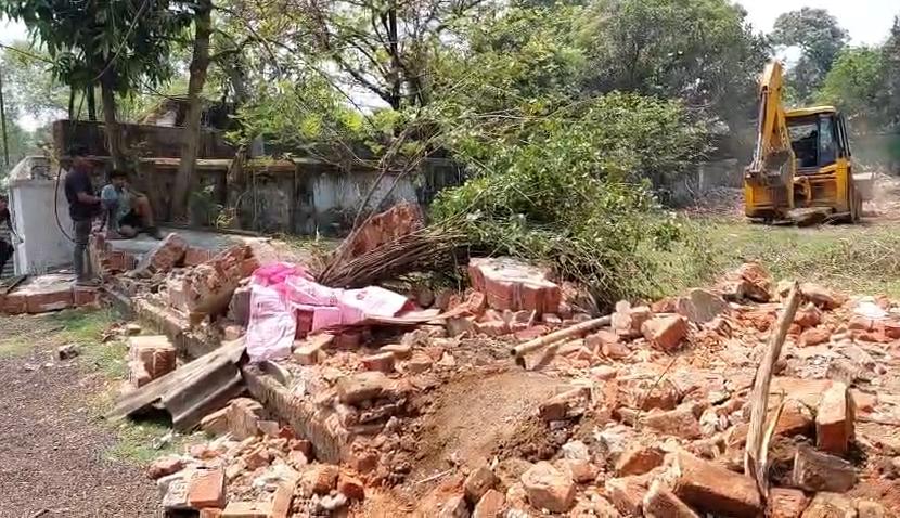 धनबादः पॉलिटेक्निक रोड में अवैध निर्माणों पर चला प्रशासन का बुलडोजर, मचा हड़कंप