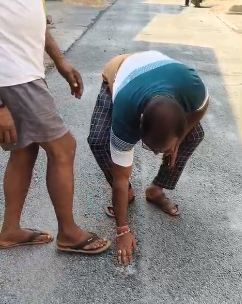 लातेहारः सड़क के कालीकरण में अनियमितता का आरोप