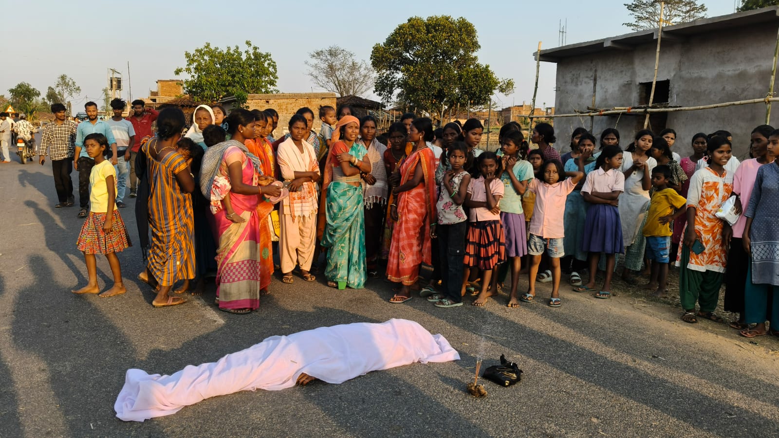 लातेहारः हाइवा के धक्के से बाइक सवार की मौत, ग्रामीणों ने हाइवा में लगाई आग