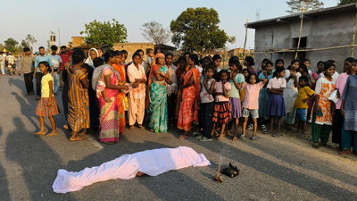 लातेहारः हाइवा के धक्के से बाइक सवार की मौत, ग्रामीणों ने हाइवा में लगाई आग