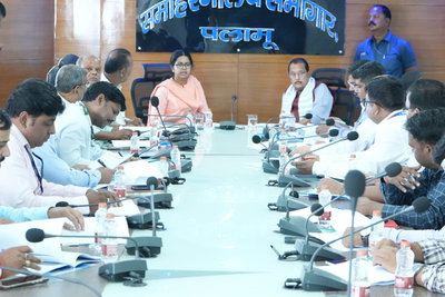 पलामूः परामर्श दात्री समिति की बैठक में योजनाओं की समीक्षा, वित्त मंत्री रहे मौजूद