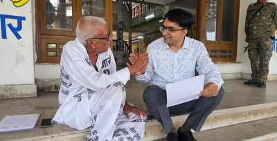 रामगढ़ः समस्याओं को लेकर धरने पर बैठे पूर्व विधायक से मिले डीसी, दिया आश्वासन