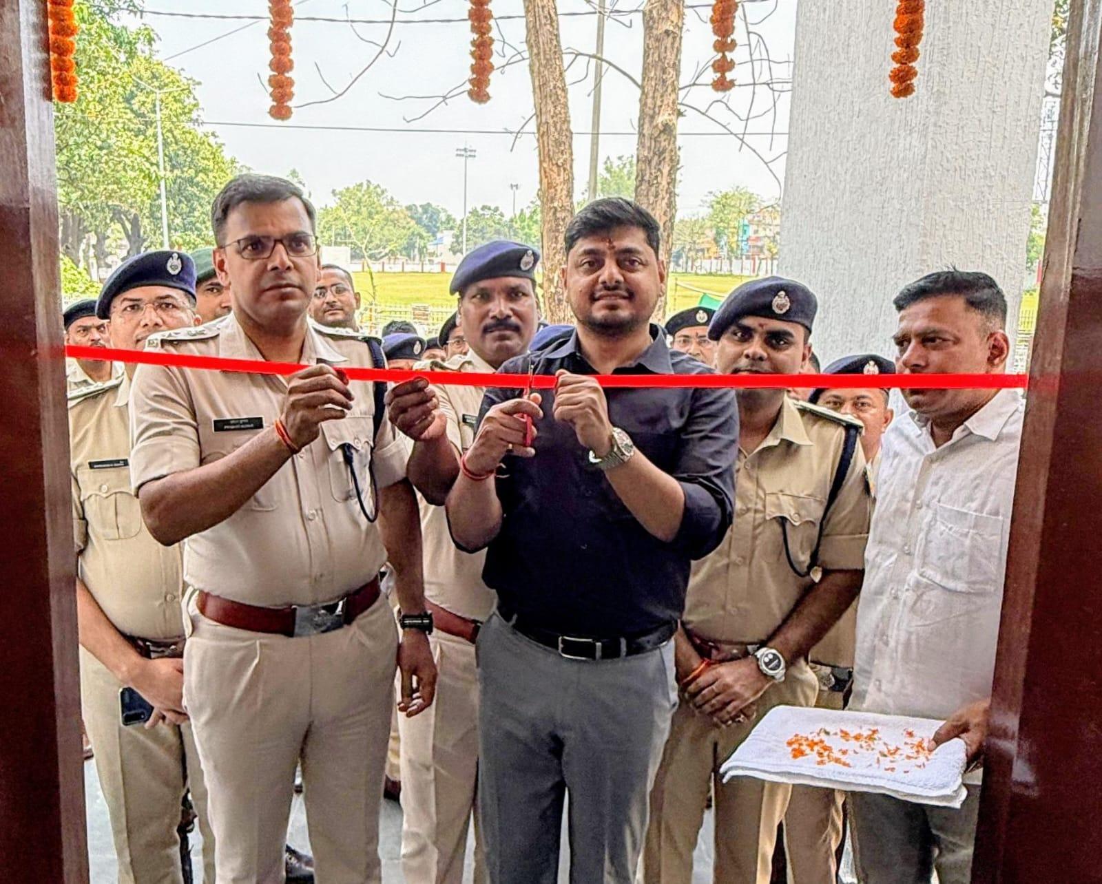 Dhanbad News : पुलिस केंद्र में नवनिर्मित मैगजीन शस्त्रागार का डीसी व एसएसपी ने किया उद्घाटन