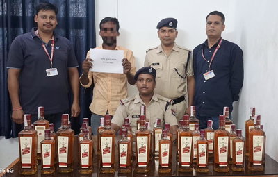 Dhanbad News : रेलवे स्टेशन पर 18 लीटर अवैध अंग्रेजी शराब के साथ तस्कर गिरफ्तार