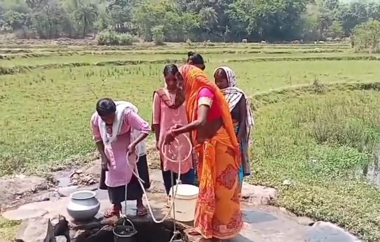 Dhanbad News : झगरू गांव की 500 की आबादी पानी के लिए डांडी-चुआं पर निर्रभर, पक्की सड़क भी नहीं