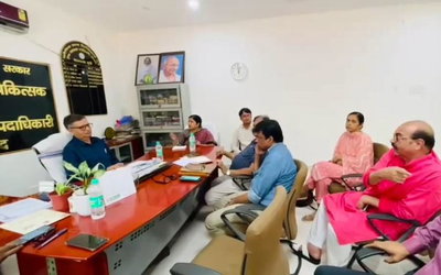 Dhanbad News : असर्फी अस्पताल में शव रोकने के मामले में आरडीडी ने दोनों पक्षों संग की बैठक