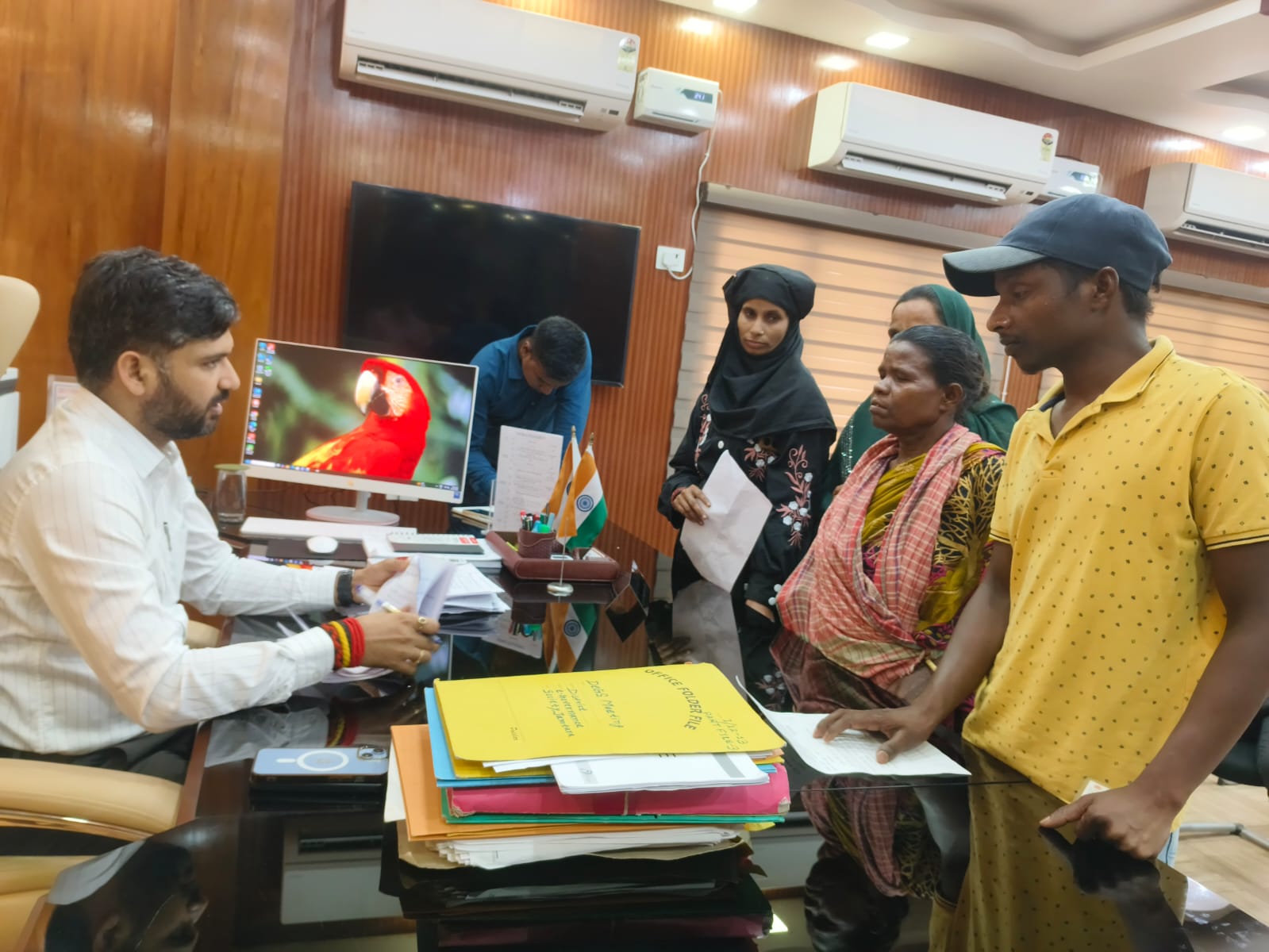 Jamtara News : जनता दरबार में पहुंचे 65 फरियादी, डीसी ने अधिकारियों को दिए जल्द समाधान के निर्देश