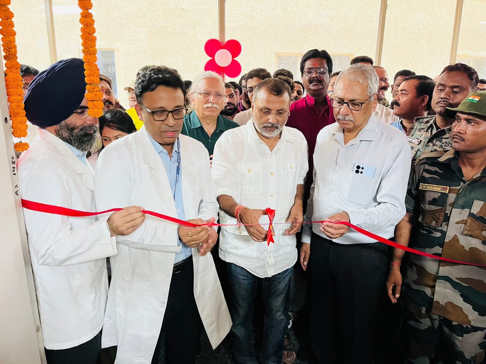 Deoghar News : सांसद निशिकांत ने देवघर एम्स में अत्याधुनिक ब्लड बैंक का किया उद्घाटन