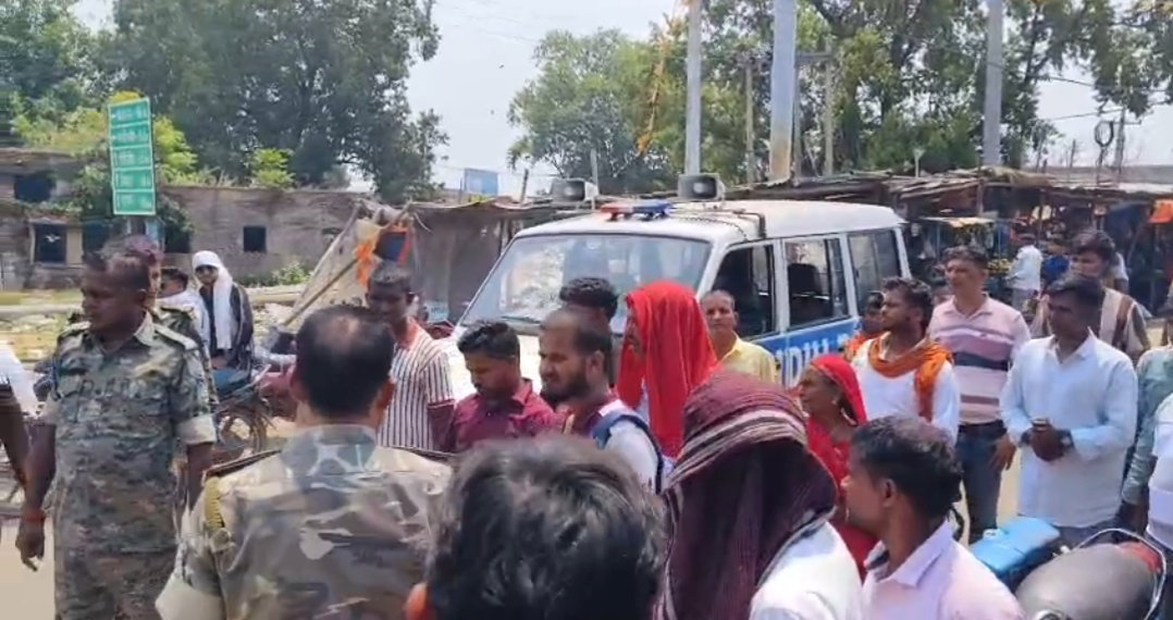 Giridih News : कार में स्क्रेच आने से गुस्साए लोगों ने मरीज को लाने जा रही एंबुलेंस को रोका, किया हंगामा
