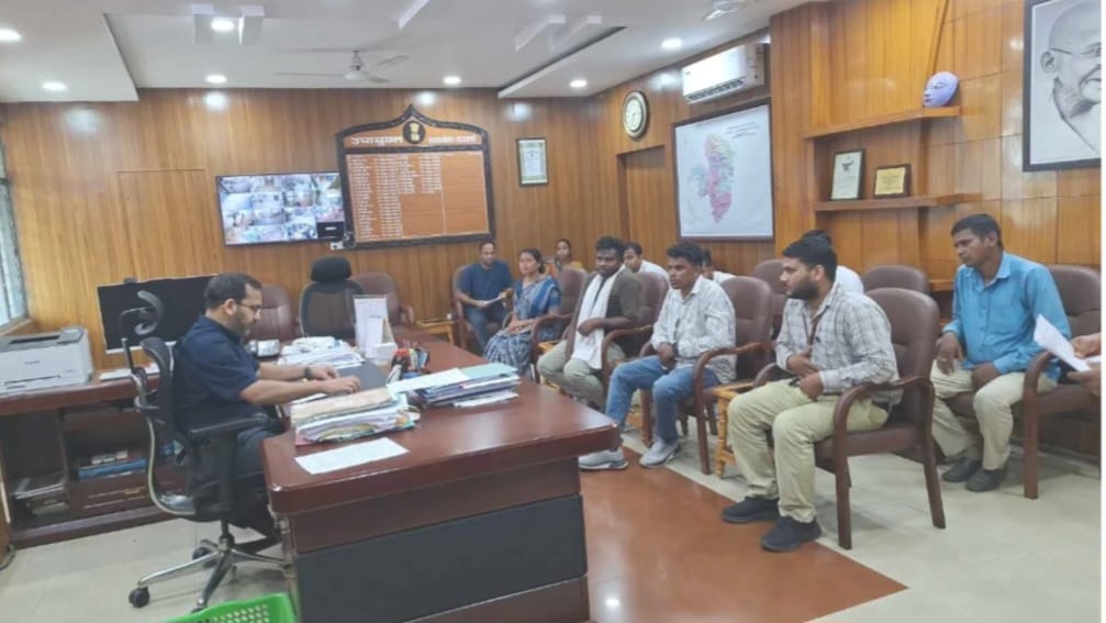 Saraikela News : डीसी के जनता दरबार में उठा पंचायत सचिव के रिश्वत मांगने का मामला