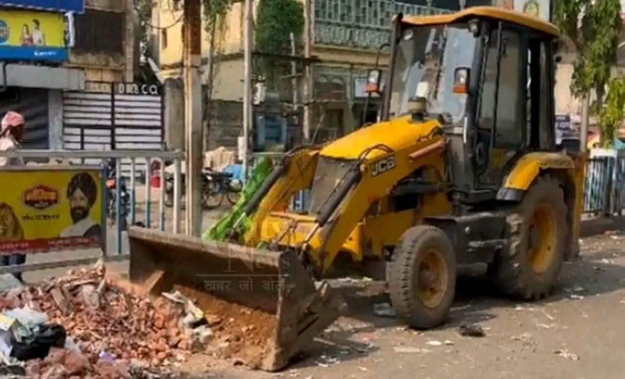Giridih News : गिरिडीह में गांधी चौक से बड़ा चौक तक सड़क किनारे से हटा अतिक्रमण
