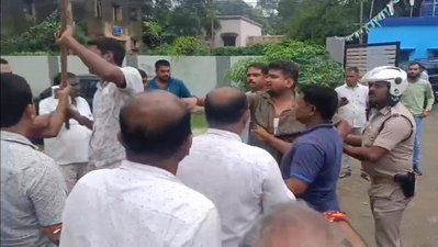 Dhanbad News : ढाई करोड़ के टेंडर को लेकर स्थानीय व बाहरी ठेकेदार भिड़े, दो हिरासत में