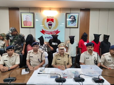 Hazaribagh News : कोढ़ा गिरोह के 8 अपराधी गिरफ्तार, चोरी की 4 बाइक व सोने के गहने बरामद
