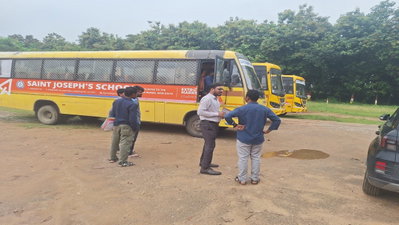 Jamtara News : परिवहन विभाग की टीम ने की स्कूल वाहनों की जांच, अनफिट बसें नहीं चलाने का निर्देश