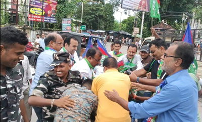 Palamu News : आजसू ने सरकार का पुतला फूंका, पुतले का एक हाथ छीन ले गई पुलिस