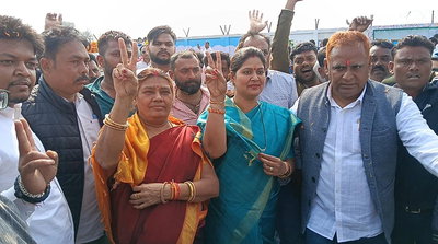 धनबादः मेयर पद के लिए इंदु सिंह ने भरा पर्चा, समर्थकों के साथ निकाला रोड शो