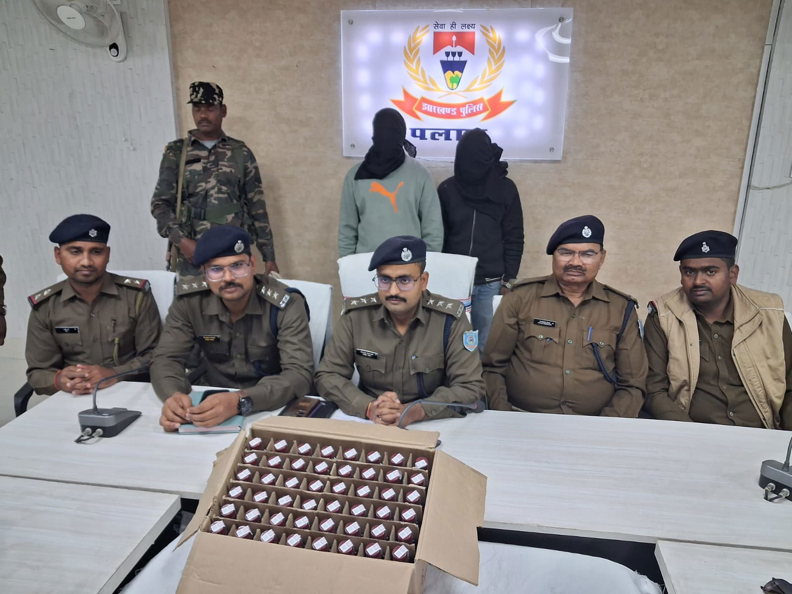 पलामूः नशा के खिलाफ पुलिस की बड़ी कार्रवाई, अफीम व शराब तस्करी में लिप्त 4 आरोपी गिरफ्तार