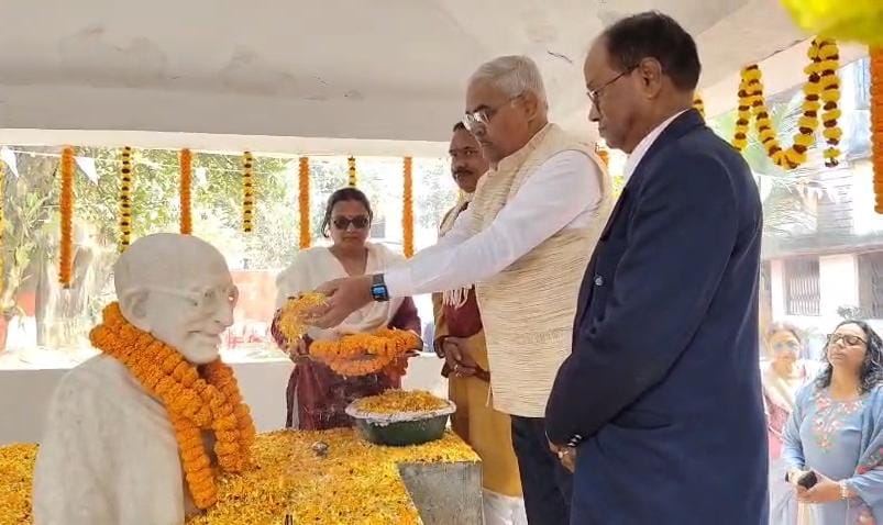 धनबादः पुण्यतिथि पर राष्ट्रपिता को नमन, गांधी सेवा सदन में दी गई श्रद्धांजलि