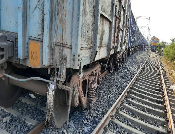 लातेहारः कोयला लदी मालगाड़ी बेपटरी, गार्ड घायल; आवागमन प्रभावित