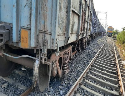 लातेहारः कोयला लदी मालगाड़ी बेपटरी, गार्ड घायल; आवागमन प्रभावित