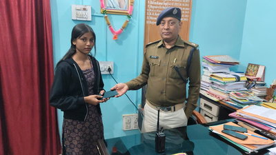 देवघरः पुलिस ने एक माह में चोरी हुए 121 मोबाइल किए बरामद, असली मालिकों को लौटाए