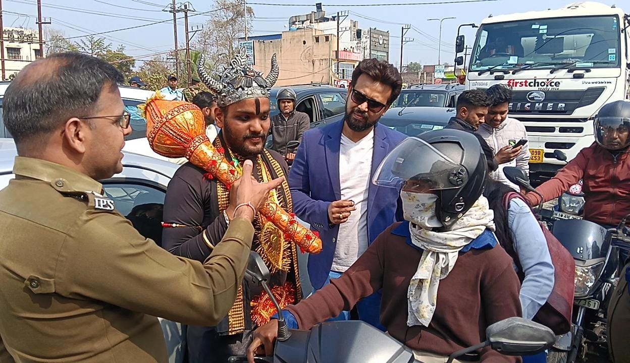 धनबादः यमराज से मुलाकात या हेलमेट का साथ? पुलिस ने सिखाया ट्रैफिक रुल्स का ककहरा