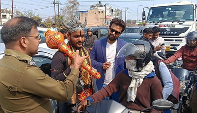 धनबादः यमराज से मुलाकात या हेलमेट का साथ? पुलिस ने सिखाया ट्रैफिक रुल्स का ककहरा