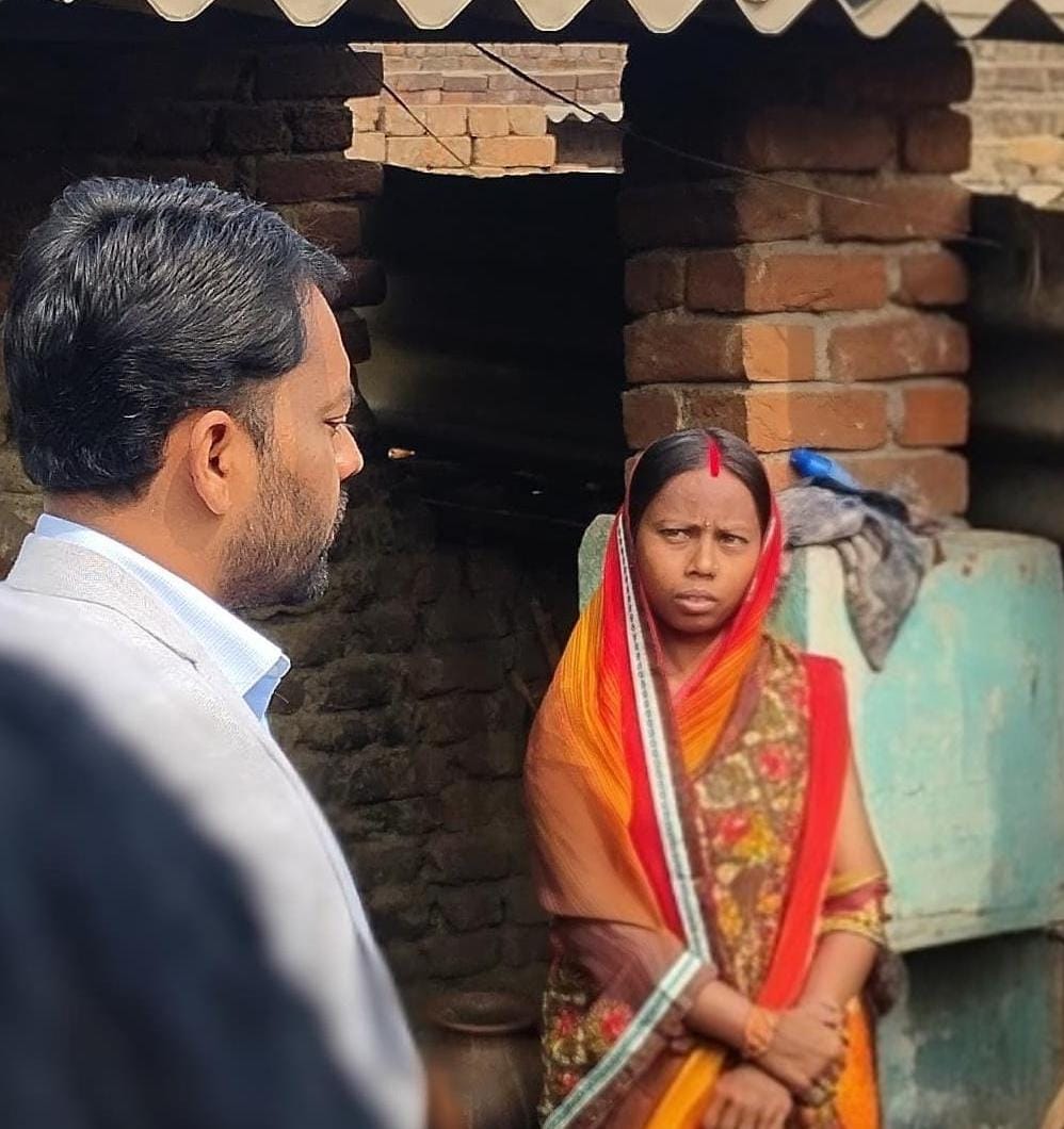 धनबादः बेसहारा महिला को मिला सहारा, डीडीसी ने की आवास देने की अनुशंसा