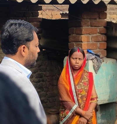 धनबादः बेसहारा महिला को मिला सहारा, डीडीसी ने की आवास देने की अनुशंसा