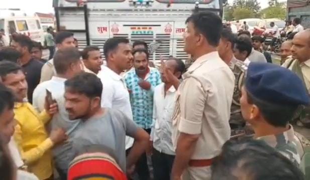 धनबादः बरवाअड्डा में NH पर पिकअप व ट्रक में टक्कर, चालक की मौत; सड़क जाम