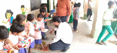 पलामूः संस्था ने स्कूल में जरूरतमंद बच्चों को बांटी ग्लूकोज व पठन सामग्री