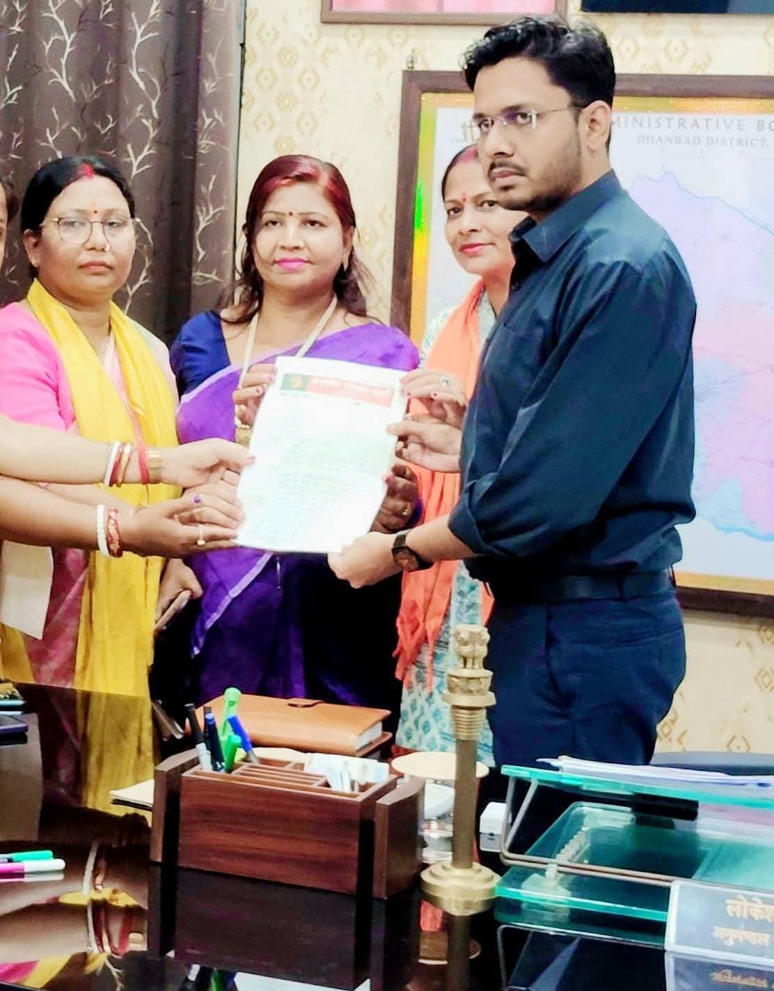 धनबादः विष्णुगढ़ कांड के खिलाफ भाजपा महिला मोर्चा का प्रदर्शन