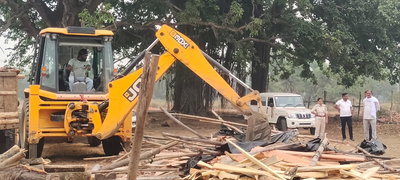 गिरिडीहः बेंगाबाद में अवैध आरा मिल ध्वस्त, दो लाख की लकड़ी जब्त