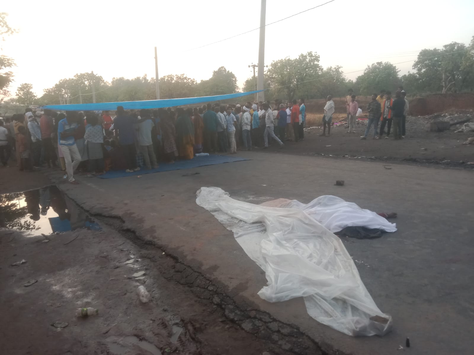 लातेहारः रोड पार कर रहे अधेड़ की वाहन के धक्के से मौत, विरोध में सड़क जाम