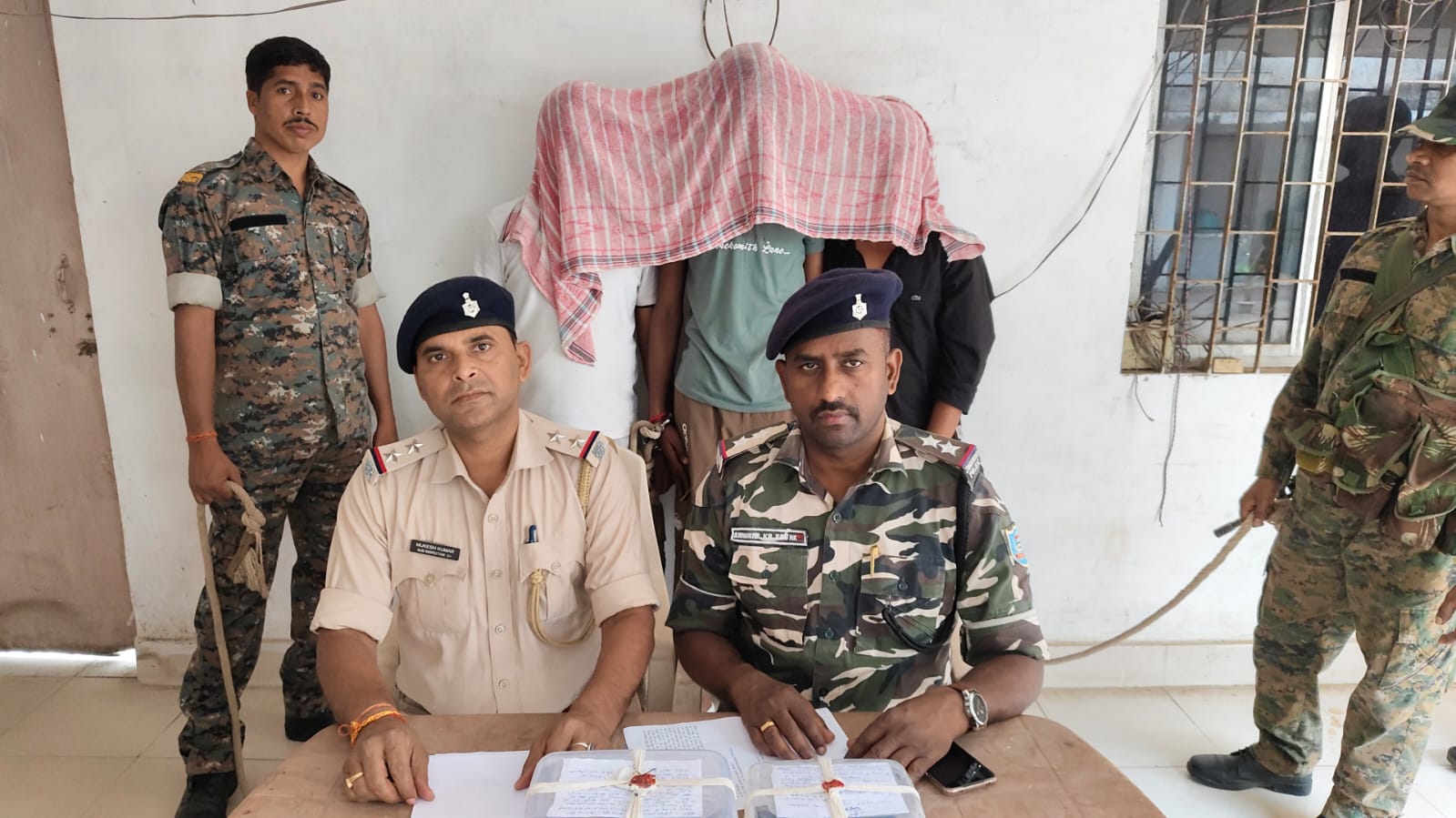 देवघरः एंटी क्राइम चेकिंग में हथियार के साथ 3 युवक गिरफ्तार