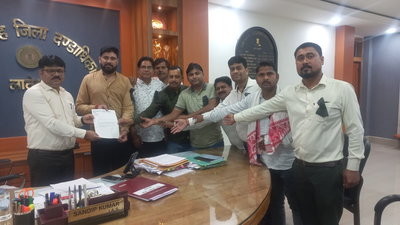 हजारीबाग में पत्रकार के साथ मारपीट के विरोध में लातेहार के पत्रकारों ने डीसी को सौंपा ज्ञापन