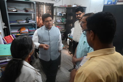 देवघरः डीसी ने किया सदर अस्पताल का निरीक्षण, सुविधाओं की ली जानकारी