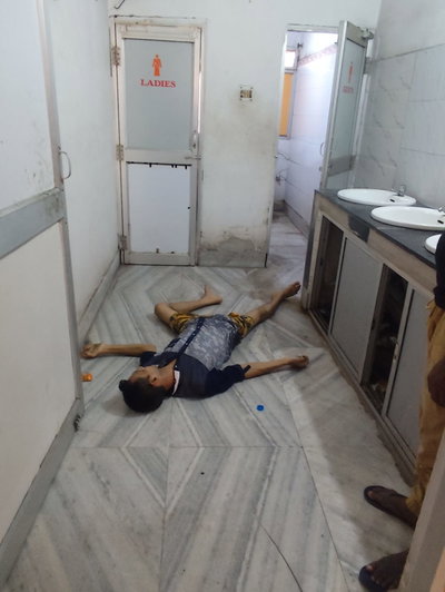 Jamshedpur News : साकची के होटल में रसोइये की संदिग्ध स्थिति में मौत, बाथरूम में मिला शव