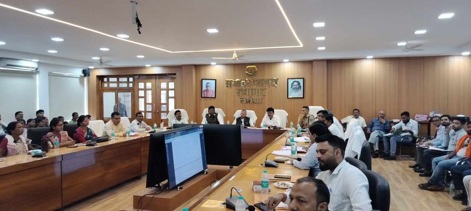Latehar News : आम लोगों के प्रति संवेदनशील होकर कार्य करें अधिकारी- सांसद