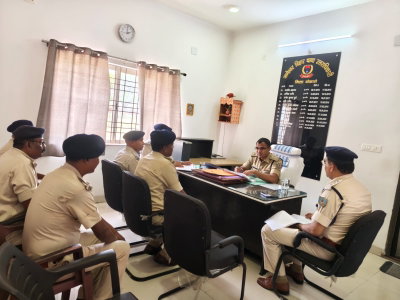 Bokaro News : एसपी ने किया थानों व सीआरपीएफ कैंप का निरीक्षण, दिए निर्देश